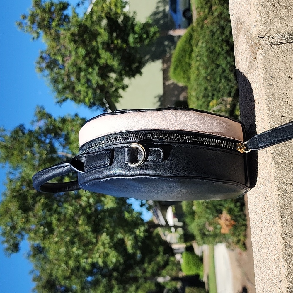 Crossbody - Picture 2 of 9